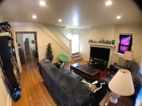 Building Photo - 2343 Sherbrook St