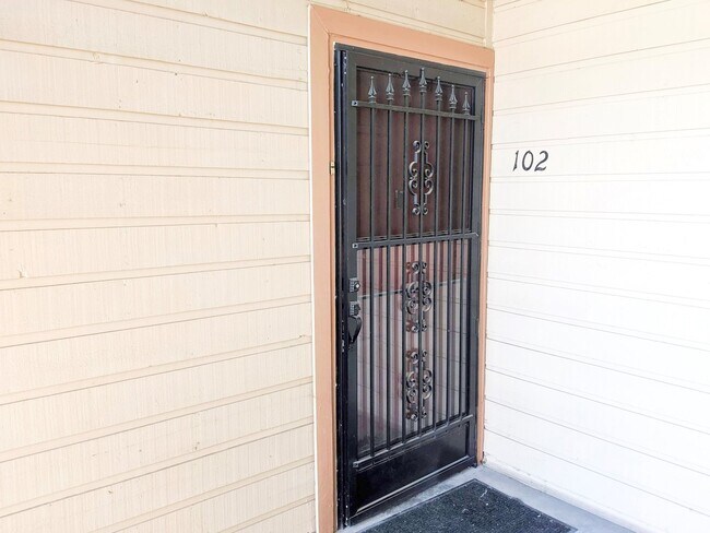 Foto del edificio - 1 Bedroom Condo (Available Immediately)