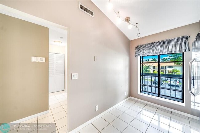 Building Photo - 3348 Lucerne Park Dr