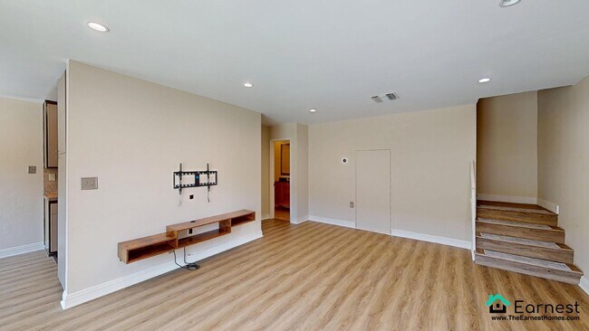 Foto del edificio - 2 + 2 Modern Split-Level Townhouse in Prim...