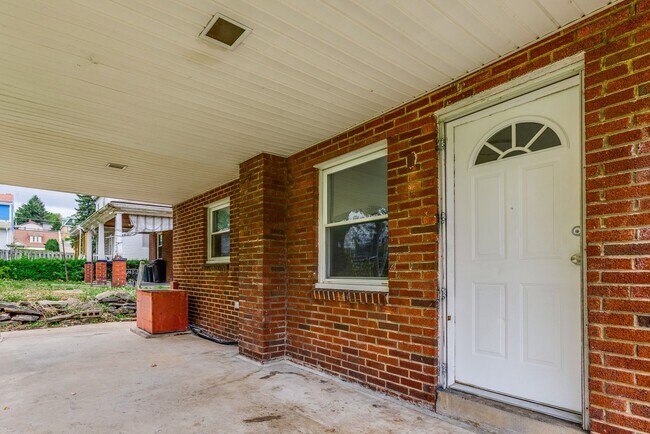 Foto del edificio - AVAILABLE NOW!! Spacious 4 Bedroom Home in...