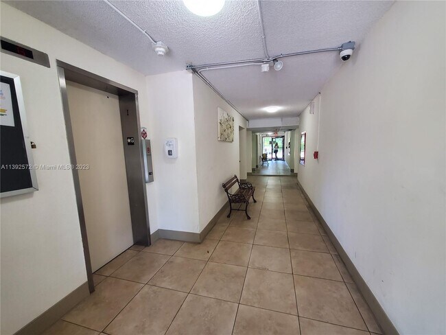 Foto del edificio - 16950 W Dixie Hwy