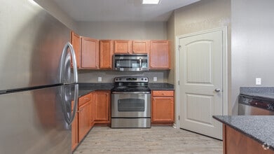 2BR,1.5BA,-1329SF, New Castle - Fenwyck Manor Apartments