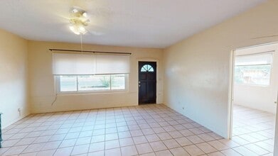 Building Photo - 1033 Agua Fria St