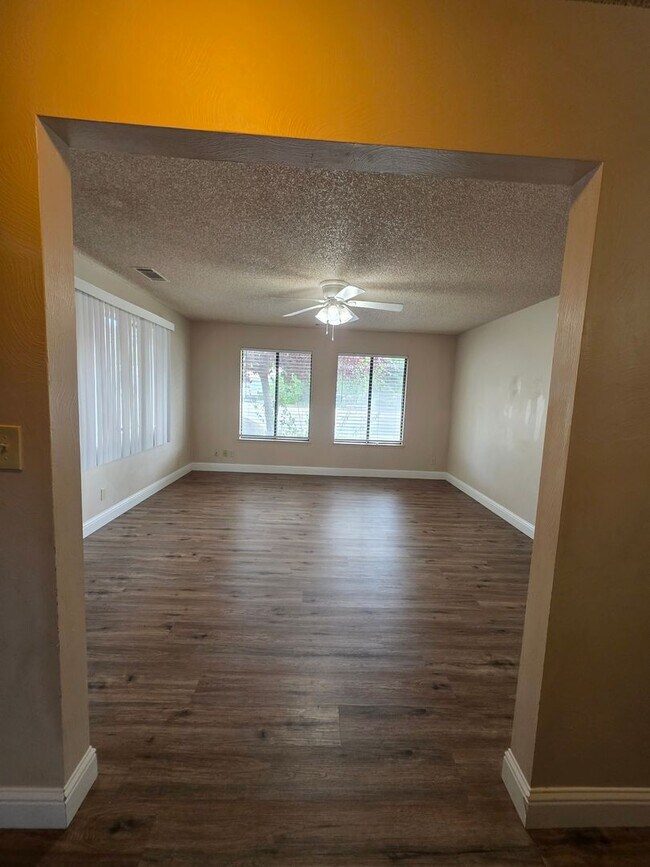 Foto del edificio - 2 Bedroom 1 Bathroom near Country Club!