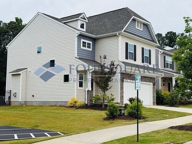 Foto del edificio - End-Unit Townhome with Fenced Yard, Washer/Dryer included & 2-Car Garage – Comfortable & Convenie...