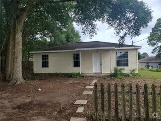 Building Photo - 15 Larch Dr