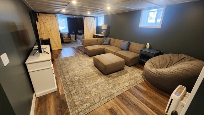 Building Photo - 321 Swanson Cir