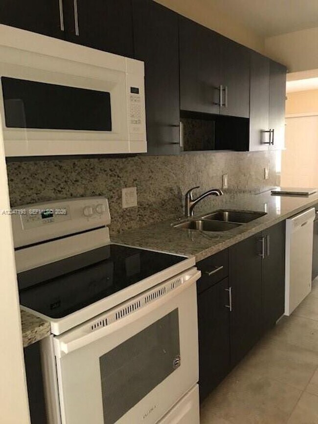 Foto del edificio - 1632 NE 183rd St