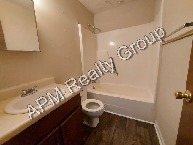 Foto del edificio - Upstairs two-bedroom apartment