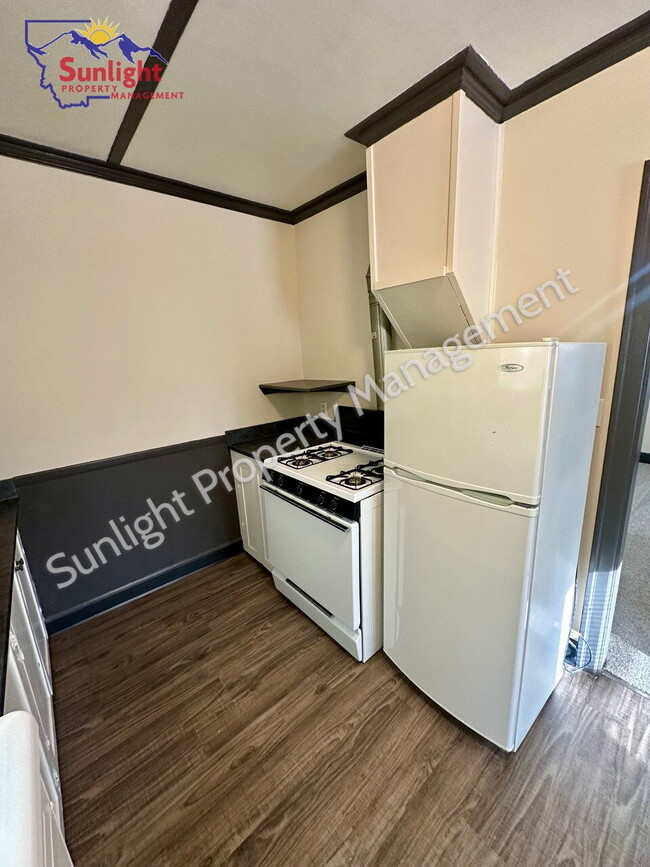 Building Photo - 1 Bed, 1 Bath with Garage and off Street Parking