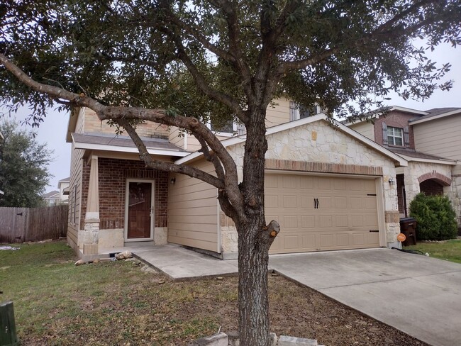 Building Photo - 3 Bedroom 2 Bath with covered patio