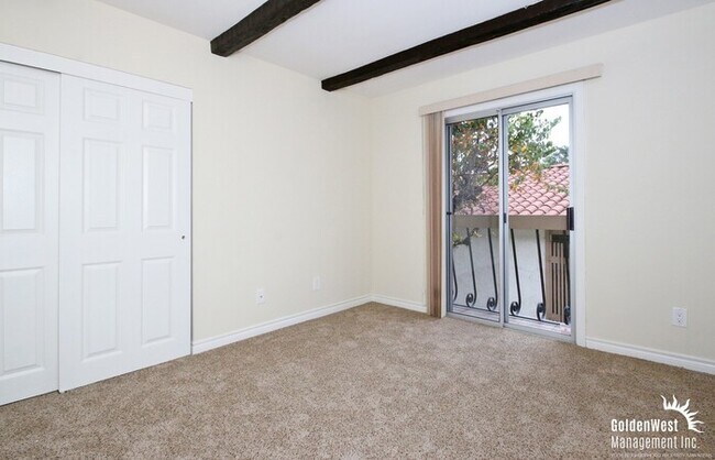Building Photo - 3Bdm Top Floor Condo With Golf Course Views