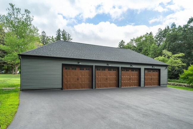 Building Photo - 372 Tucker Hill Rd