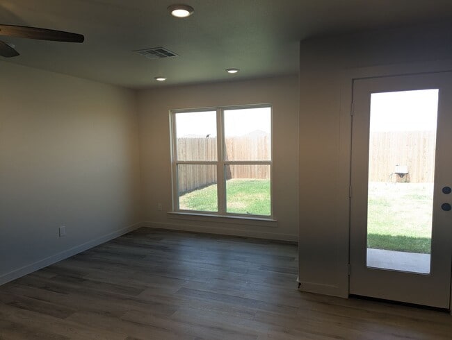 Building Photo - Luxury 3/2/1 in Wolfforth