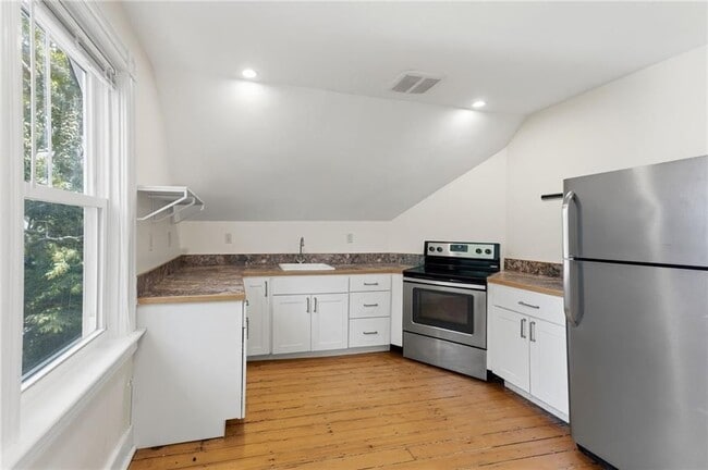 Building Photo - 132 S Angell St