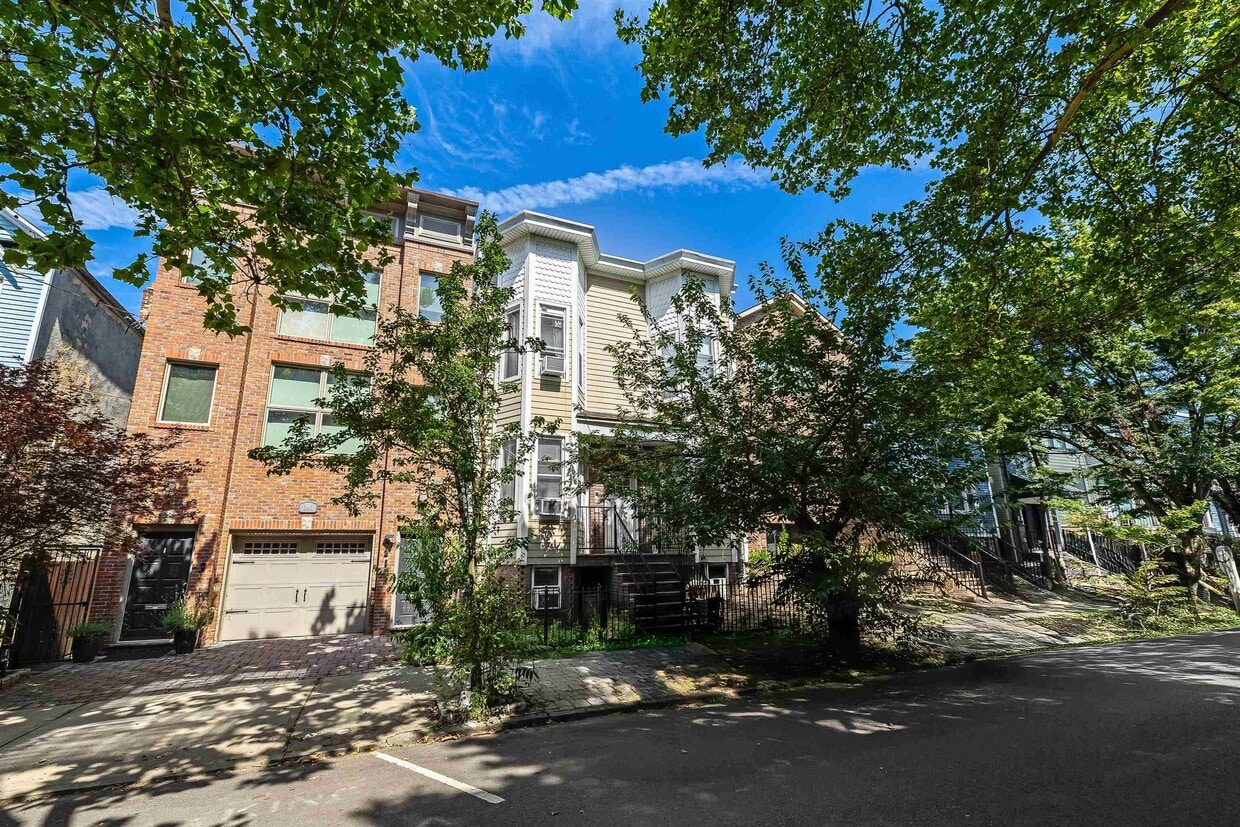 Primary Photo - 247 Ogden Ave.