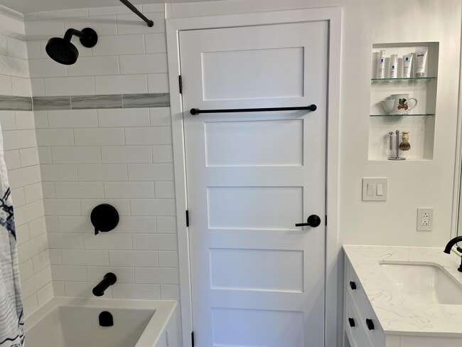 Building Photo - 928-1928 Richards St