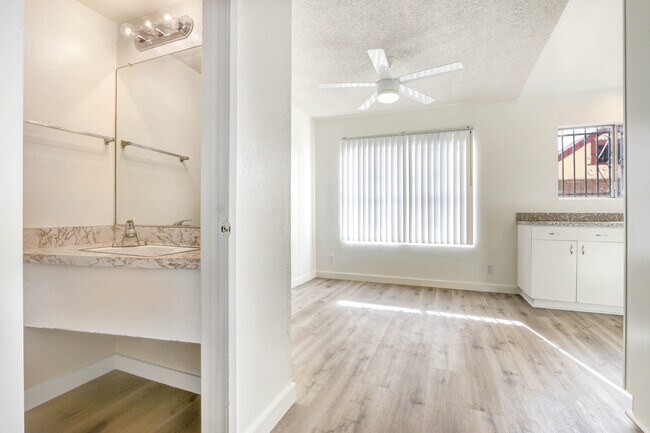 Building Photo - 530 Casanova Street