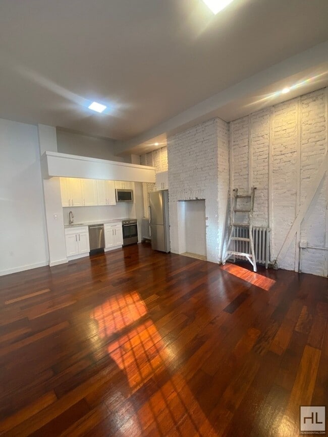 Building Photo - CENTRAL AVENUE / Spacious Bushwick 1 Bed 1-Bath