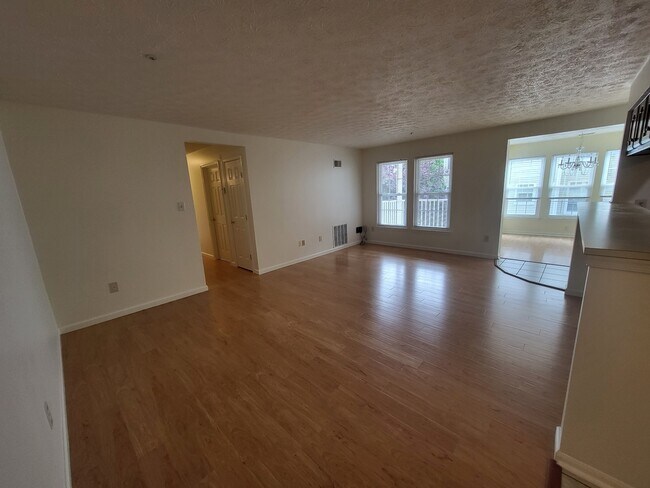 Sala de estar - 6205 Sandpiper Ct