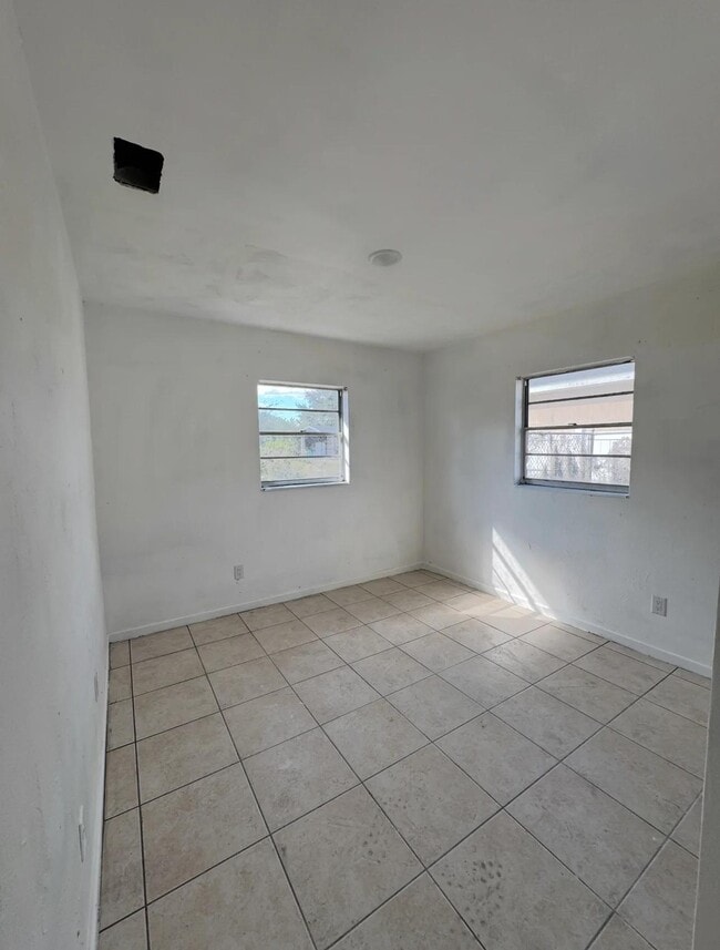 Building Photo - 1060 W Tee Cir