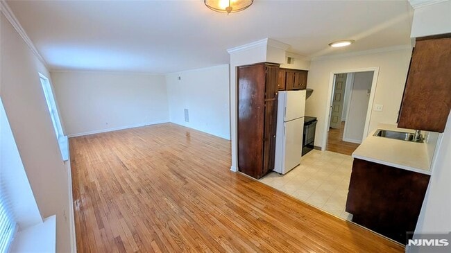 Building Photo - 522 N Maple Ave