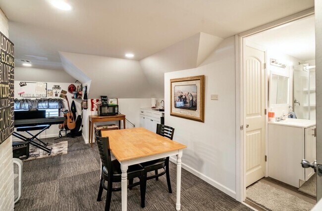 Foto del edificio - 1625 North Market Street, Unit Attic
