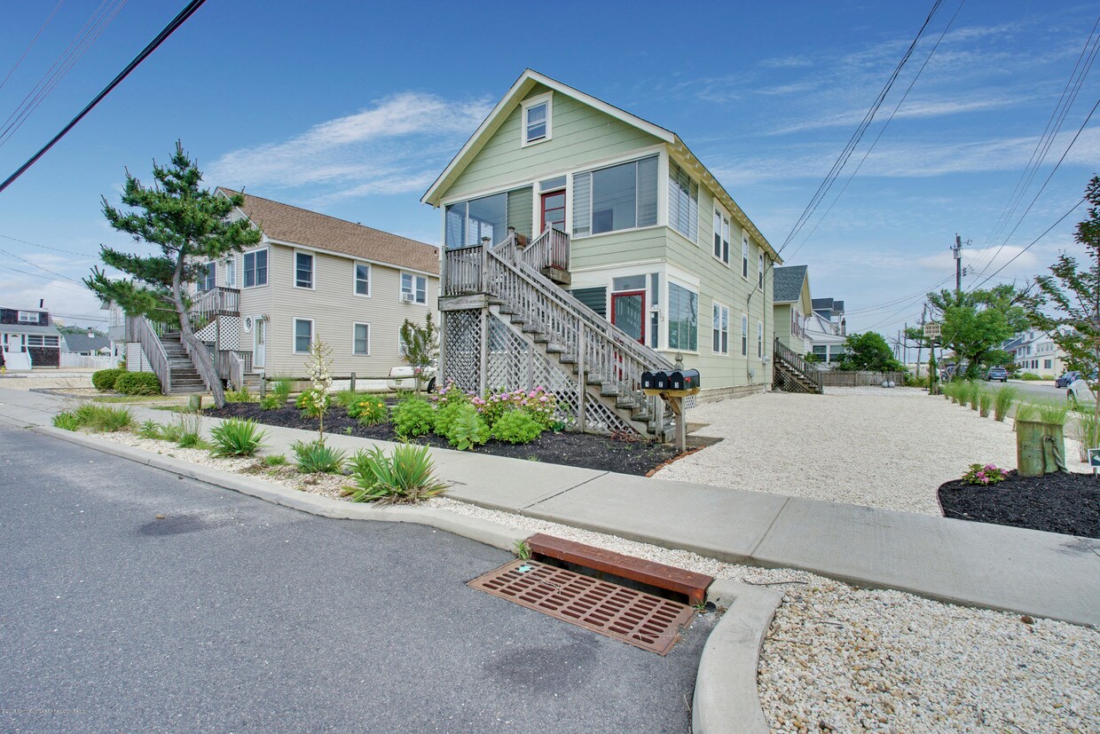 Primary Photo - 302 NE Central Ave