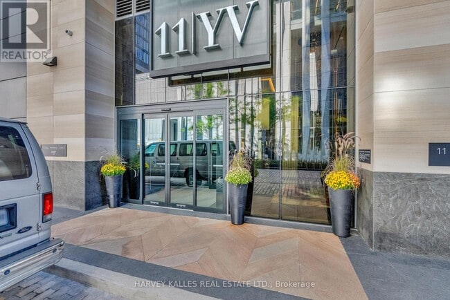 Building Photo - 11-4111 Yorkville Ave