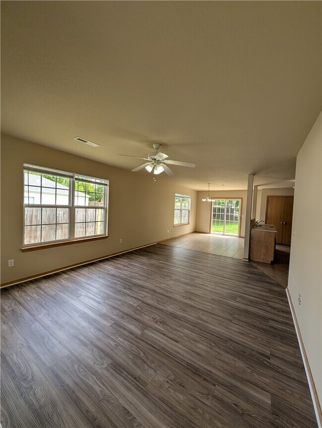 Building Photo - 605 Cedarbrook Ct