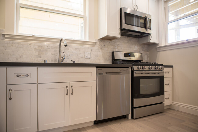 Building Photo - Recently Renovated 1 bed/1 bath in the Hea...
