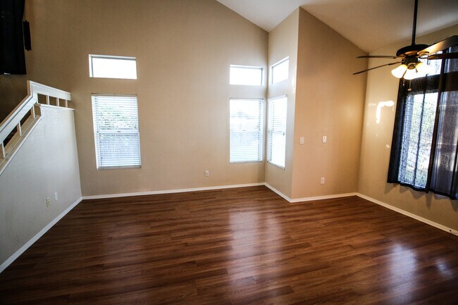 Foto del edificio - Welcome home to this gorgeous 3-bedroom, 2.5-bath home located in the highly desirable Riverwalk ...