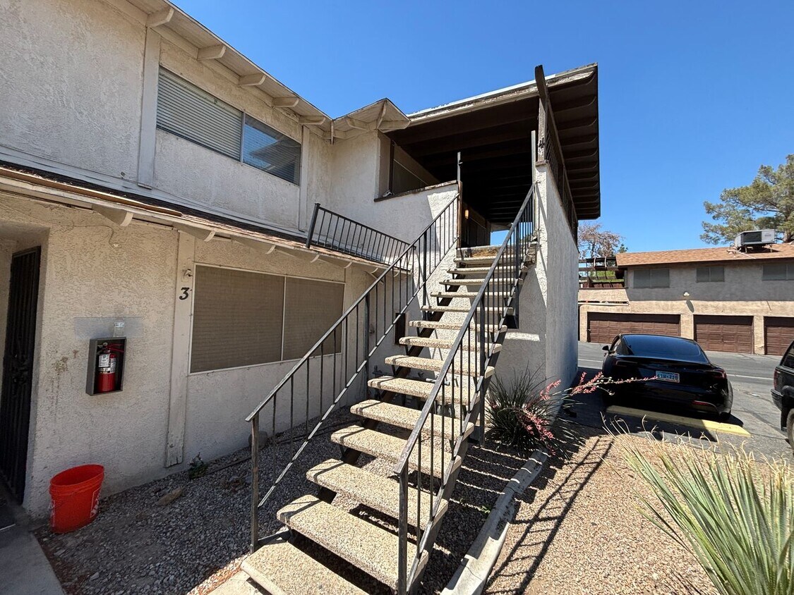 Building Photo - 2744 E Karen Ave