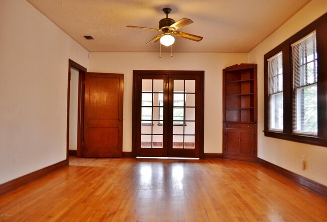 Building Photo - 2557 Dellwood Ave
