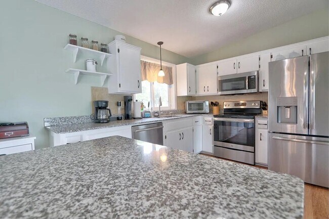 Building Photo - Lots of updated* 4bed*2Bath single family ...