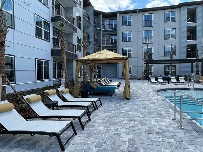 Relájese con estilo en el elegante oasis junto a la piscina de este moderno apartamento. - The Juliette