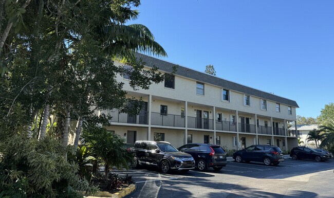 Building Photo - 1030 Pinetree Dr