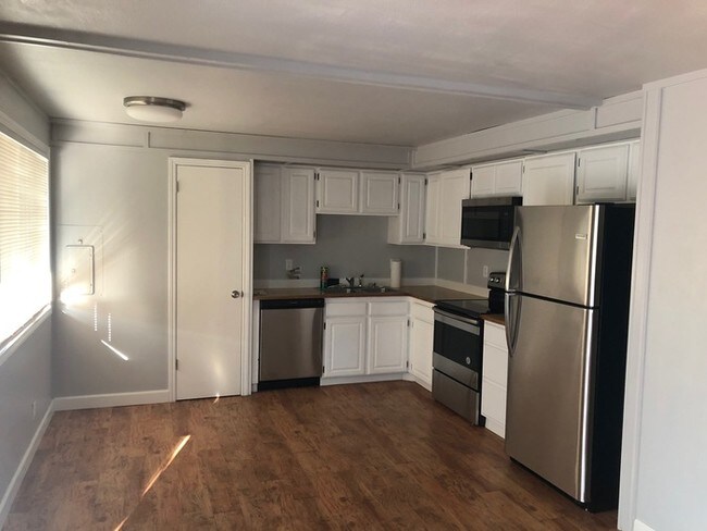 Building Photo - SPACIOUS SPLIT LEVEL HOME IN ORCHARDS