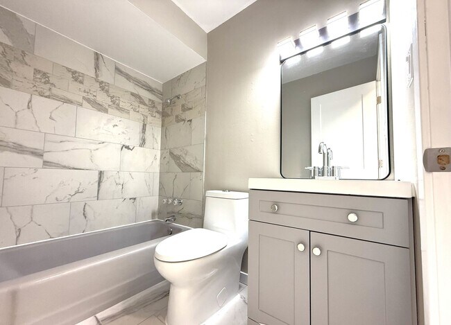 Foto del edificio - 11049 W Hampton Ave