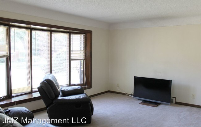 Building Photo - 17615 Leslie Ave