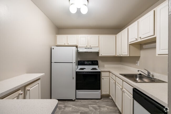 1BR, 1BA - 780SF - Kitchen - Harbor Club South