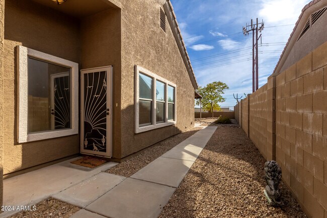 Building Photo - 8845 E Rainier Dr
