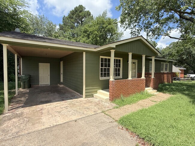 Foto del edificio - 3015 Shadow Lawn Dr NW