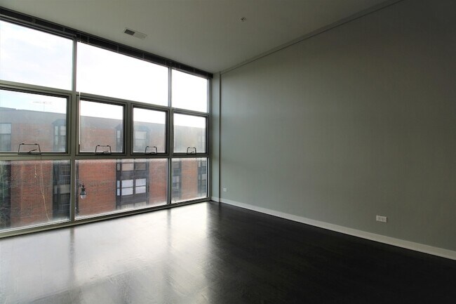 Building Photo - 1540 W Fullerton Ave