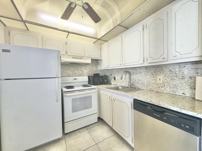 Building Photo - 3 Ventnor Dr