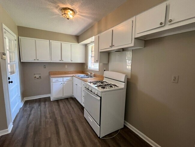 Foto del edificio - 7606 Rockingham Dr