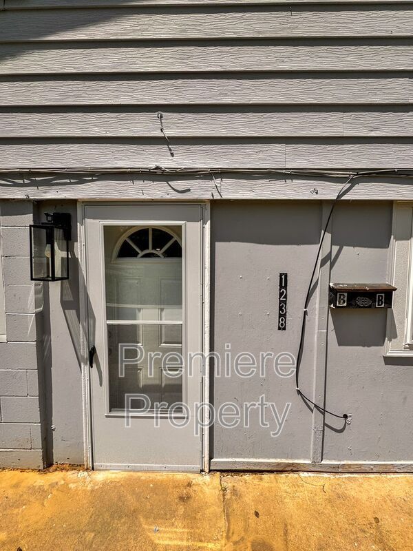Building Photo - 1238 S Claremont Ave