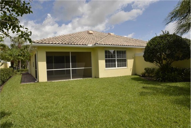 Building Photo - 11393 SW Pembroke Dr