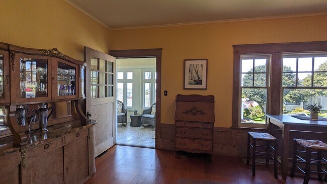 Building Photo - Furnished spacious 2/1 historic home in do...